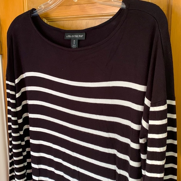 A Pea In The Pod Black/White Maternity Top - Picture 2 of 5